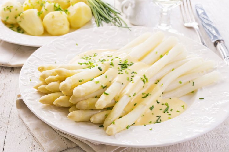 Spargel an Sauce Hollandaise Erdbeerland Ernst & Funck