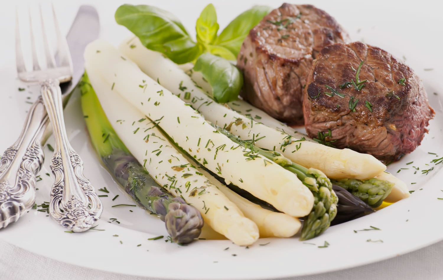 Weißer Spargel mit Schweinemedaillons Grüner Spargel Basilikum Silberbesteck Teller Erdbeerland Ernst & Funck