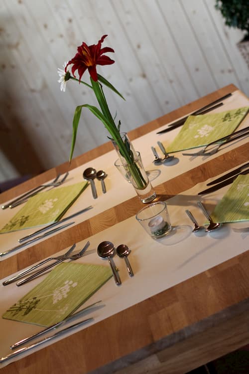 Tischgedeck und Blume im L'Asperge in Heusweiler Erdbeerland Ernst & Funck
