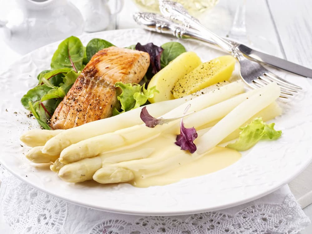 Fisch mit Salat Kartoffeln und Spargel an Sauce Hollandaise von Erdbeerland Ernst & Funck