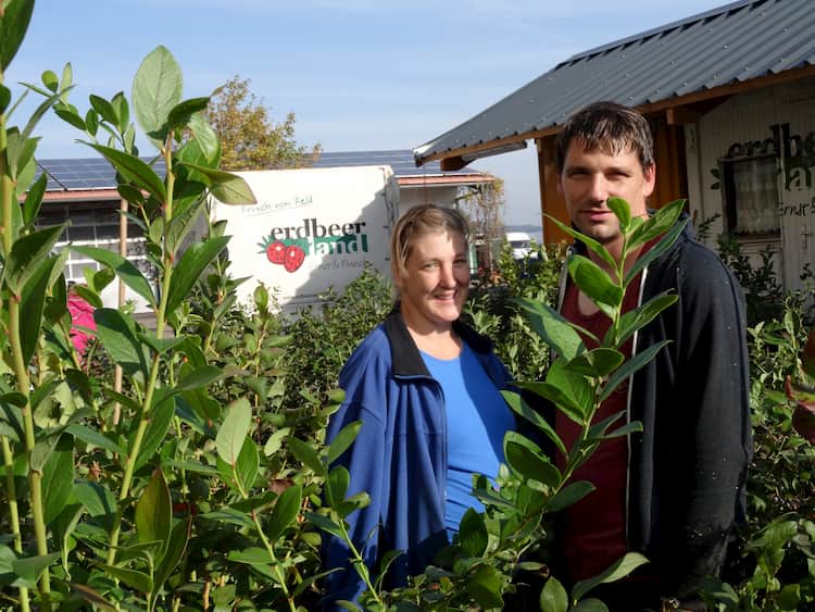 Herr und Frau Bernauer von Erdbeerland Ernst im Saarland