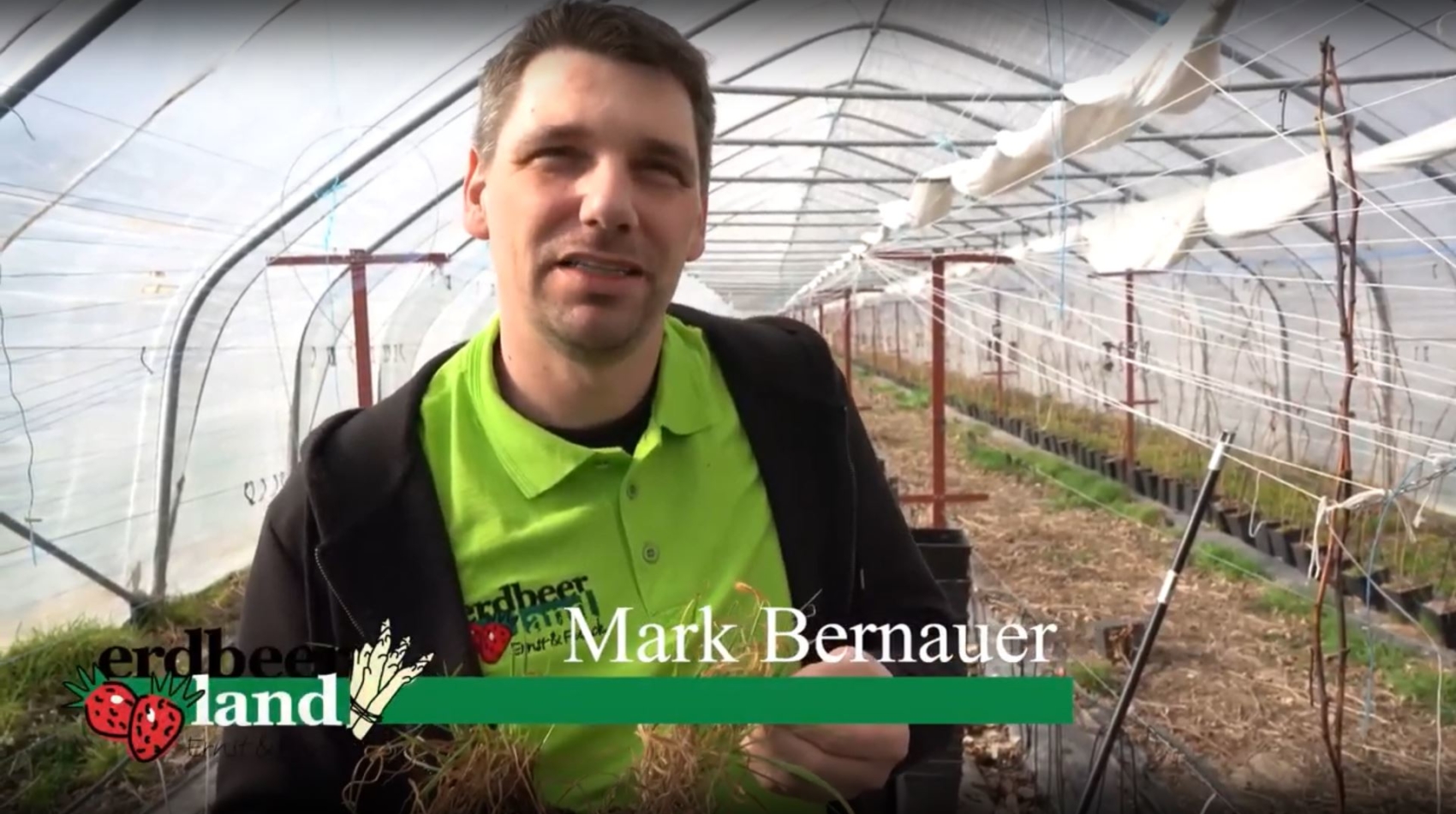 Mark Bernauer in einem Reportage-Video von Erdbeerland Ernst & Funck