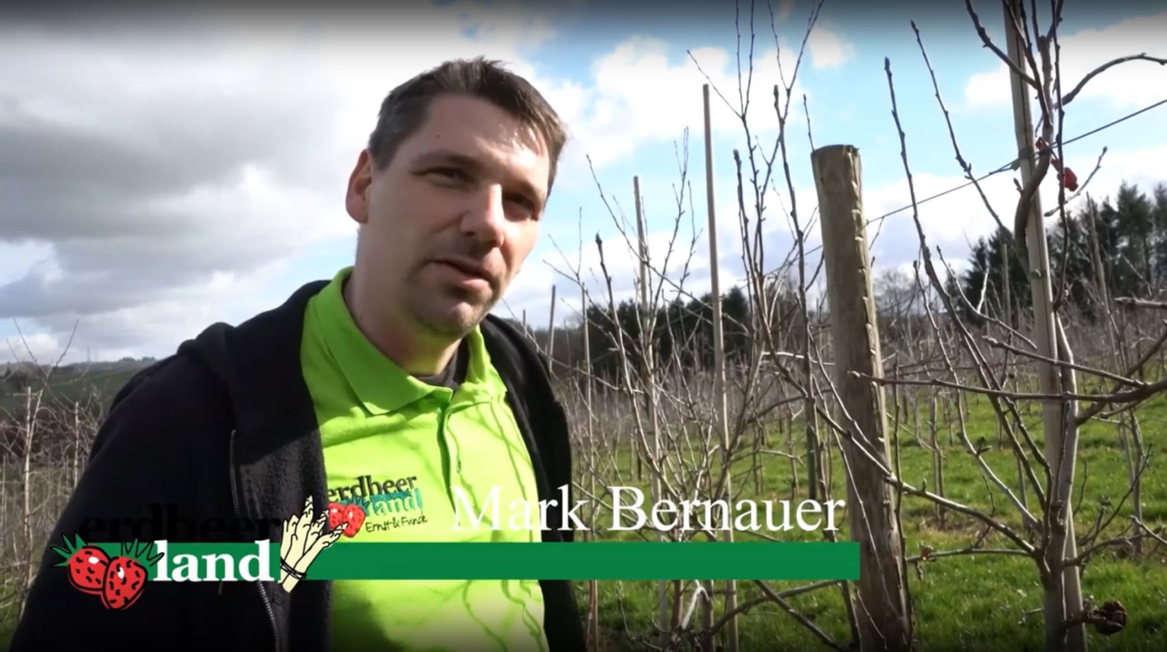 Mark Bernauer in einem Reportage-Video von Erdbeerland Ernst & Funck
