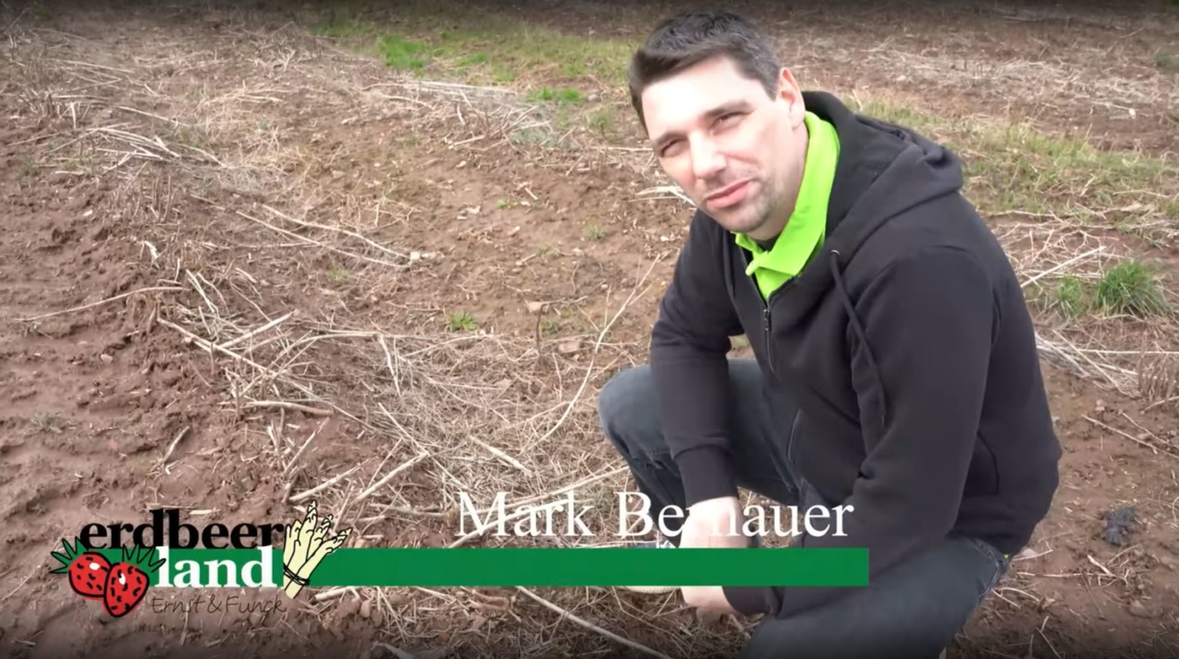Mark Bernauer in einem Reportage-Video von Erdbeerland Ernst & Funck