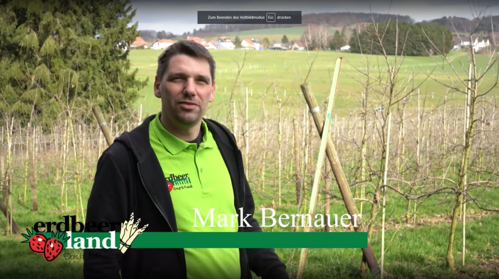 Mark Bernauer in einem Reportage-Video von Erdbeerland Ernst & Funck