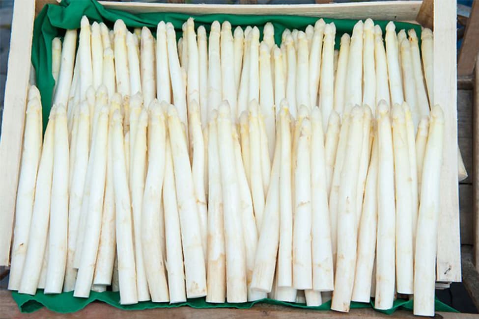 frischer Spargel in Box