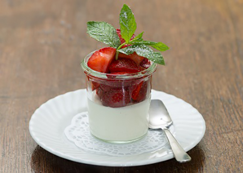 Panna Cotta mit frischen Erdbeeren