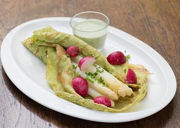 Spargel im Kräuterpfannkuchen mit Sieben-Kräutersauce