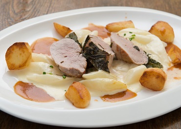 Landuro Schweinemedaillon in Salbei gebraten auf Spargelrahmgemüse mit gebratenen Kartoffeln