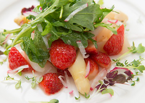 Spargel-Erdbeersalat mit Rucola