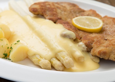 Spargel mit Kalbsschnitzel, Salzkartoffeln und Sauce Hollandaise