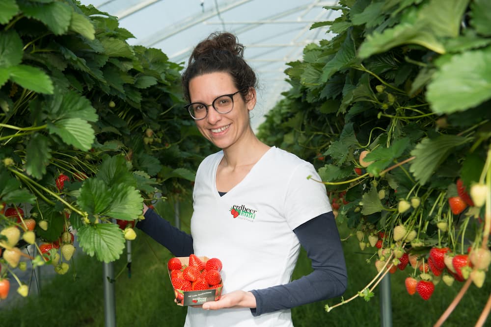 Rebecca Funck präsentiert Edelerdbeeren